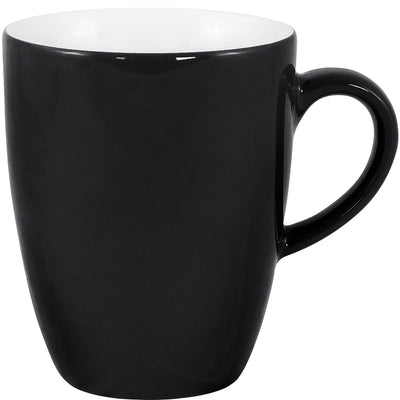Eine schwarze Kaffeetasse mit einem schlichten, modernen Design. Die Tasse hat eine glatte Oberfläche und ist oben rund geformt, mit einem weißen Innenraum. Der Henkel ist halbkreisförmig und gut ergonomisch geformt, um einen bequemen Griff zu ermöglichen. Die Tasse steht auf einer flachen Unterseite und wirkt stabil und robust. Sie eignet sich für den täglichen Gebrauch und kann für verschiedene Heiß- oder Kaltgetränke verwendet werden.