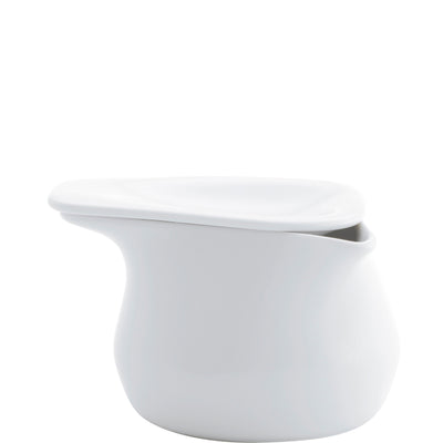 Eine weiße, glatte Kaffeekanne mit einer organisch geformten, runden Basis und einem leicht geschwungenen Auslauf. Der Deckel liegt schräg auf der Kanne und schafft einen modernen, minimalistischen Look. Der gesamte Gegenstand wirkt elegant und zeitgemäß, geeignet für stilvolles Servieren von Getränken.