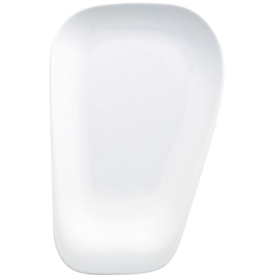 Eine weiße, geschwungene Schale mit einer glatten Oberfläche und sanften Rundungen. Die Schale hat eine asymmetrische Form und wirkt modern und minimalistischen. Die Innenseite ist gleichmäßig weiß, während die Außenkante leicht nach innen geschwungen ist, was einen eleganten, zeitgemäßen Look erzeugt.