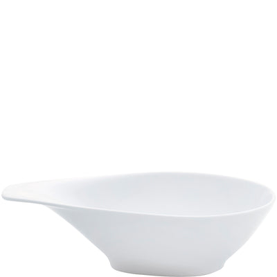 Eine schlichte, weiße Schüssel mit einer modernen, asymmetrischen Form. Die Schüssel hat eine breite Kante und eine sanfte Vertiefung in der Mitte, die eine elegante und zeitgemäße Optik verleiht. Sie steht auf einem neutralen, hellen Hintergrund und ist ideal für Servier- oder Dekorationszwecke geeignet.