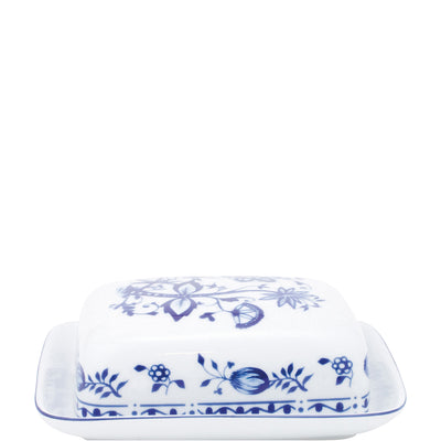 Eine rechteckige Butterdose aus weißem Porzellan mit blauen floralen Mustern. Die Dose hat eine leicht gewölbte Form und einen passenden Deckel. Umrandet wird sie von einer dünnen blauen Linie, die die elegante Gestaltung abrundet. Die floralen Motive zeigen verschiedene Blumen und Blätter und verleihen der Butterdose einen klassischen, traditionellen Look.