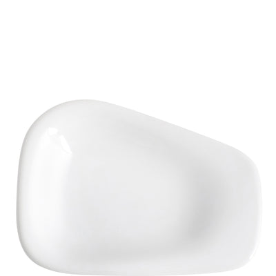 Ein schlichter, weißer, geschwungener Teller mit einer glatten Oberfläche. Der Teller hat abgerundete Kanten und ist in einer sanften, organischen Form gestaltet. Die Reflexionen auf der Oberfläche zeigen, dass er aus Keramik oder Porzellan gefertigt ist. Ideal geeignet für Snacks oder Desserts.