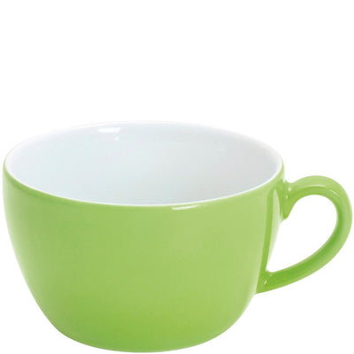 Eine grüne Keramiktasse mit einem schlichten, runden Design. Die Außenseite der Tasse ist in einem leuchtenden Grünton gehalten, während das Innere weiß ist. Der Henkel der Tasse ist groß genug, um bequem gehalten zu werden. Die Tasse steht auf einer flachen Oberfläche und ist leer, ready to be filled with a warm beverage.