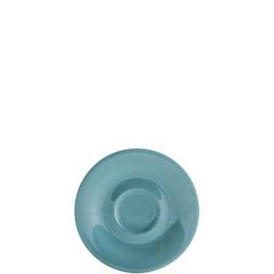 Ein blauer, runder Unterteller aus Keramik, der eine glatte, glänzende Oberfläche aufweist. In der Mitte befindet sich eine kleine Vertiefung, die für eine Tasse oder ein Glas gedacht ist. Der Teller hat sanfte, gleichmäßige Konturen und eine gleichmäßige Farbe ohne Muster. Der Hintergrund ist weiß, wodurch der Unterteller hervortritt.
