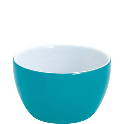 Eine kleine, runde Schale in leuchtendem Türkis mit innerer, weißer Glasur. Die Schale hat eine glatte Oberfläche und eine sanfte, geschwungene Form, die an der Oberkante leicht ausgestellt ist. Sie steht auf einer flachen Oberfläche und ist ideal für Snacks oder Beilagen geeignet.