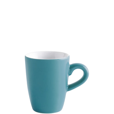 Ein turquoisefarbener Keramikan mug mit glatter Oberfläche und einem breiten, runden Henkel. Die Innenseite der Tasse ist weiß, während die Außenseite in einem kräftigen Blau-Ton gehalten ist. Die Tasse steht auf einer flachen Unterlage und hat eine schlichte, moderne Form. Ideal für Kaffee, Tee oder andere Getränke.