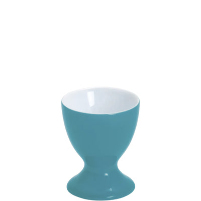 Ein blauer Eierbecher aus Keramik mit einer breiten Basis und einem schmaleren oberen Teil. Die Innenseite ist weiß, während die Außenseite in einem kräftigen, matten Blauton gehalten ist. Der Becher hat eine klassische Form mit einem stabilen Stand.