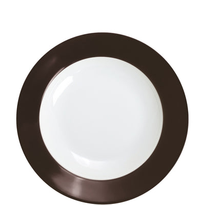 Ein runder Teller mit einem weißen inneren Bereich und einem breiten, dunkelbraunen Rand. Der Teller ist aus Porzellan und hat eine glatte Oberfläche. Er liegt flach auf einem neutralen Hintergrund und ist geeignet für die Präsentation von Speisen oder als dekoratives Element auf einem Tisch.