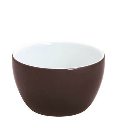 Ein schlichtes, rundes Schälchen aus Keramik, außen in einem dunklen Braunton und innen in einem hellen Weiß. Die Oberfläche ist glänzend und glatt, während die Form der Schale elegant abgerundet ist. Ideal für Snacks, Dips oder kleine Beilagen. Der Fokus liegt auf der Schale, der Hintergrund ist neutral und unauffällig.