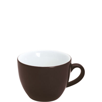 Braune Kaffeetasse aus Porzellan mit einer sanften, runden Form und einem breiten Henkel. Die Innenseite der Tasse ist weiß, während die Außenseite eine glänzende, dunkle Oberfläche hat. Die Tasse steht auf einer flachen Unterlage und ist leer. Ideal für Kaffee oder Tee, sie vermittelt ein modernes und elegantes Design.