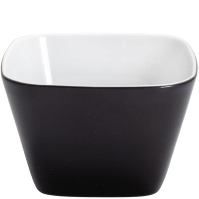 Schwarze, quadratische Schüssel mit weißem Innenraum. Die Schüssel hat eine moderne, elegante Form mit abgerundeten Ecken und einem glänzenden Finish. Ideal für Snacks, Dips oder Desserts. Sie bringt einen stilvollen Akzent auf jeden Tisch und ist sowohl für den Alltag als auch für besondere Anlässe geeignet. Die Schüssel steht auf einer stabilen Basis und hat die perfekte Größe, um verschiedene Lebensmittel zu servieren.