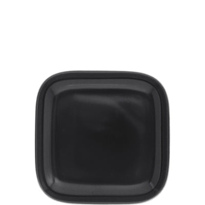 Ein schwarzes, quadratisches Geschirrstück, das eine glatte, glänzende Oberfläche hat. Es zeigt abgerundete Ecken und eine gleichmäßige, matte Ausstrahlung. Der Teller ist auf einem weißen Hintergrund platziert und hebt sich klar ab. Ideal für Servieren von Snacks oder als dekorative Unterlage.
