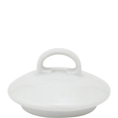 Ein einfacher, runder, weißer Porzellanteller mit einem kleinen, halbkreisförmigen Griff in der Mitte. Der Teller hat eine glatte Oberfläche und einen flachen Rand. Er eignet sich gut zum Servieren oder Abdecken von Speisen und vermittelt durch sein minimalistisches Design eine moderne Ästhetik. Der Hintergrund ist neutral, wodurch der Fokus auf dem Teller liegt.