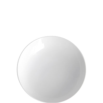 Eine weiße, runde Keramikteller mit durchgehend glatter Oberfläche, der auf einem neutralen Hintergrund platziert ist. Der Teller hat einen einfachen, modernen Stil ohne Dekor oder Muster und zeigt nur die Innenseite der Schale.