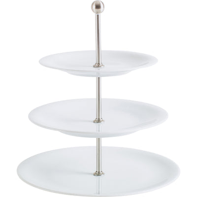 Ein dreistufiger Kuchenteller aus weißem Porzellan mit einem eleganten, starren Edelstahlgestell. Jede Stufe ist rund und hat eine einfache, glatte Oberfläche. Oberhalb der obersten Platte befindet sich ein kugelförmiger Griff aus Edelstahl. Der Kuchenteller eignet sich ideal für Desserts, Snacks oder Fingerfood und bietet eine ansprechende Präsentation auf dem Tisch oder Buffet.