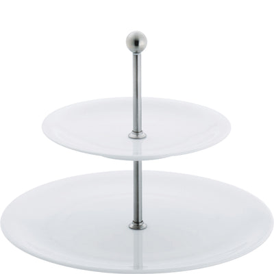 Ein zweistufiger Kuchenständer aus weißem Porzellan mit einem modernen, glänzenden Metallgestell. Der untere Teller ist größer und rund, während der obere Teller kleiner und ebenfalls rund ist. In der Mitte befindet sich eine vertikale Säule aus Metall, die die beiden Etagen verbindet und oben mit einer runden, dekorativen Kugel abschließt. Ideal für die Präsentation von Gebäck oder Snacks bei Festen oder Brunches.