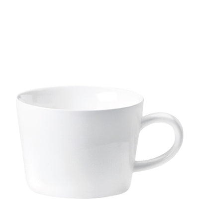 Eine schlichte, weiße Tasse ohne Muster oder Dekor, mit einem runden Körper und einem angenehmen, leicht geschwungenen Henkel. Die Tasse ist leer und steht auf einem neutralen Hintergrund. Sie eignet sich ideal für Kaffee, Tee oder andere Heißgetränke. Die Oberfläche hat einen glänzenden Glanz.