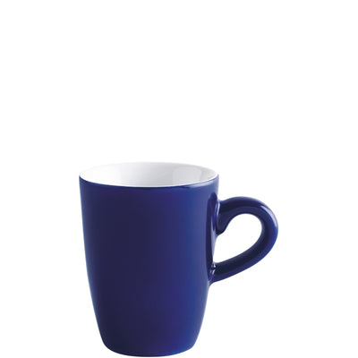 Eine blaue Keramiktasse mit einem weißen Innenraum. Die Tasse hat eine klassische Form mit einem runden Rand und einem geschwungenen Henkel. Der glatte, glänzende Oberflächenfinish reflektiert das Licht. Die Tasse steht auf einer neutralen Oberfläche und kann für heiße Getränke wie Kaffee oder Tee verwendet werden.