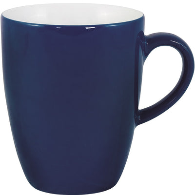Dunkelblaue Kaffeetasse mit geradem Rand und einem charakteristischen Henkeln. Die Tasse ist außen dunkelblau und hat einen weißen Innenrand. Sie steht auf einer flachen Oberfläche und hat eine schlichte, moderne Form. Ideal für Heißgetränke.