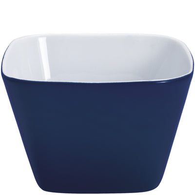 Ein quadratisches, tiefes Schälchen aus Keramik. Die Außenfläche ist in einem dunklen Marineblau gehalten, während die Innenfläche weiß ist. Die Form ist modern und leicht abgerundet, was dem Schälchen eine elegante Ausstrahlung verleiht. Es eignet sich gut für Snacks, Dips oder kleine Beilagen und kann sowohl im Alltag als auch bei besonderen Anlässen verwendet werden.