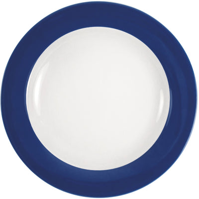 Ein runder, flacher Teller mit einem breiten, dunkelblauen Rand und einer glänzenden, weißen Innenfläche. Der Teller liegt auf einem neutralen Hintergrund. Die Schlichtheit des Designs vermittelt ein elegantes Aussehen, das gut für verschiedene Tischdekorationen geeignet ist.