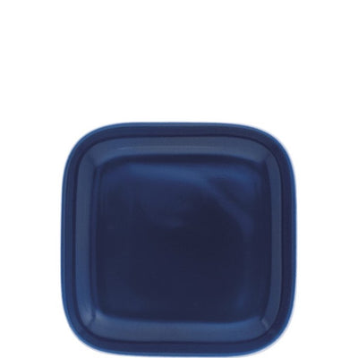 Ein quadratischer, dunkelblauer Teller mit leicht abgerundeten Kanten. Der Teller hat eine glatte Oberfläche und zeigt eine einheitliche Farbgebung ohne Muster oder Verzierungen. Der Hintergrund ist neutral gehalten, um den Fokus auf das Geschirr zu lenken.