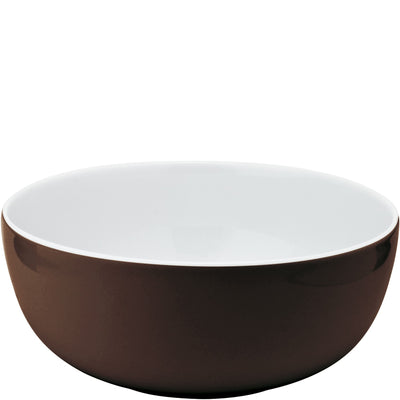 Eine runde Schüssel mit einem braunen äußeren Rand und einem weißen Innenbereich. Die Schüssel hat eine glatte Form und scheint aus Keramik oder Glas gefertigt zu sein. Sie ist leer und steht auf einer neutralen Oberfläche, die den Fokus auf das Geschirr lenkt. Die Farben sind schlicht und harmonisch, was die Schüssel vielseitig für verschiedene Tischdekorationen oder Serviervorschläge macht.