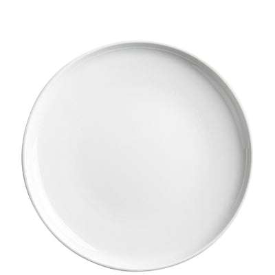 Ein schlichtes, rundes, weißes Esszimmer-Teller auf einem weißen Hintergrund. Der Teller hat einen glatten, glänzenden Rand und eine ebene Oberfläche, die einfach und unauffällig wirkt. Ideal für die Präsentation von Gerichten oder als Teil einer Tischdeko.
