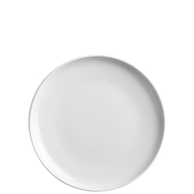 Ein einfacher, runder Teller aus weißem Porzellan, mit einer glatten, glänzenden Oberfläche. Der Teller hat keine Verzierungen oder Muster und zeigt eine neutrale Farbgebung. Er befindet sich auf einem weißen Hintergrund, der die schlichte Eleganz des Geschirrs betont.