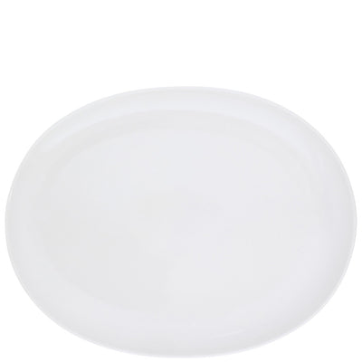 Ein ovaler, weißer Porzellanteller ohne Muster oder Verzierungen. Der Teller hat eine glatte Oberfläche und einen leicht erhöhten Rand, der ihn ideal für das Servieren von Speisen macht. Er ist auf einem einfarbigen, weißen Hintergrund platziert.