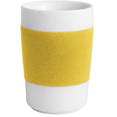 Ein weißer Kaffeebecher mit einem dickeren, matten, gelben Silikonring in der Mitte. Der Becher hat eine moderne, schlichte Form und ist ohne Henkel. Der gelbe Ring dient als hitzeisolierende Griffhilfe und sorgt für einen rutschfesten Halt. Der Hintergrund ist neutral und lässt den Becher klar im Fokus stehen.