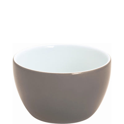 Ein runde, mittelgroße Schale aus hellem Keramikmaterial. Die äußere Oberfläche ist in einem sanften Grauton gehalten, während die Innenseite in einem hellen, fast weißen Farbton gestaltet ist. Die Schale hat einen glatten, glänzenden Finish und einen schlichten, modernen Look, der sich gut für verschiedene Tischdekorationen eignet.