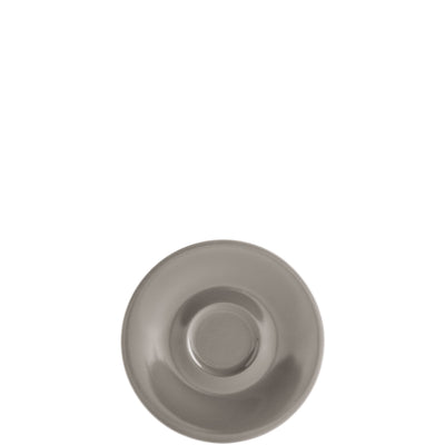 Ein runder, grauer Unterteller aus Keramik, mit einem leicht erhöhten Rand. In der Mitte befindet sich eine Vertiefung, um eine Tasse zu halten. Der Unterteller hat eine glatte Oberfläche und reflektiert sanft das Licht, was seine elegante Form unterstreicht. Ideal für den Einsatz bei Tisch.