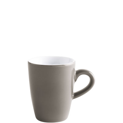 Eine graue, schlichte Kaffeetasse mit einem leicht gewölbten Henkel. Die Tasse hat eine zylindrische Form und einen weißen Innenraum. Sie steht auf einer geraden Fläche und strahlt einen modernen, minimalistischen Stil aus. Ideal für heiße Getränke, wie Kaffee oder Tee. Die Oberfläche scheint glatt und glänzend zu sein.