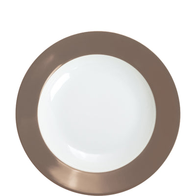 Ein runder Teller mit einer schmalen, braunen Randverzierung und einer weißen Innenfläche. Der Teller hat ein einfaches, modernes Design und ist auf einem neutralen Hintergrund platziert.