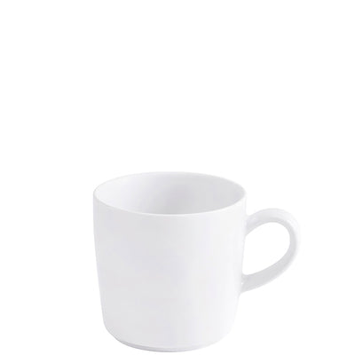 Weißer Kaffeebecher ohne Muster, mit gerader Form und leicht abgerundetem Rand. Der Becher steht auf einem hellen Hintergrund und hat eine bequeme Griffstelle. Innen ist er ebenfalls weiß und wirkt schlicht und elegant. Ideal für Kaffee, Tee oder Heißgetränke.