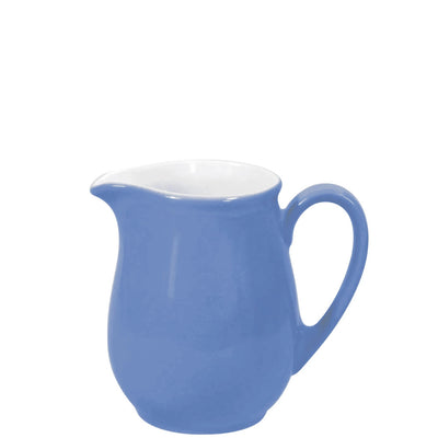 Ein blauer Kännchen aus Keramik mit einem weißen Innenraum. Das Kännchen hat eine geschwungene Form und einen fließenden Ausguss. Der Henkel ist mittelgroß und ergonomisch geformt, ideal zum Halten und Ausgießen. Die Oberfläche glänzt und reflektiert das Licht. Es eignet sich hervorragend für Servieren von Milch, Sahne oder Saucen. Der Hintergrund ist einfarbig und neutral, was das Kännchen hervorhebt.