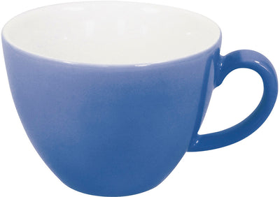 Ein runde, blaue Tasse mit einem weißen Innenraum. Die Tasse hat einen ergonomisch geformten Henkel und steht auf einer stabilen Standfläche. Sie wirkt schlicht und modern, ideal für Kaffee oder Tee.