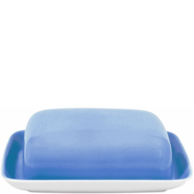 Ein rechteckiger Butterbehälter mit einem deckenden, blauen Oberteil auf einer weißen Unterplatte. Der Behälter hat abgerundete Ecken und eine glatte Oberfläche, die ihm ein modernes Design verleiht. Der Kontrast zwischen dem blauen Deckel und der weißen Platte sorgt für eine ansprechende visuelle Wirkung. Ideal zur Aufbewahrung von Butter oder anderen Aufstrichen.