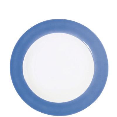 Ein runder Teller mit einem blauen Rand und einem weißen Innenbereich. Der Teller hat eine glatte Oberfläche und eine gleichmäßige, dünne Kontur. Der blaue Rand ist leicht abgerundet, was dem Teller ein modernes und elegantes Aussehen verleiht. Der Hintergrund ist neutral, sodass der Fokus auf dem Teller liegt.