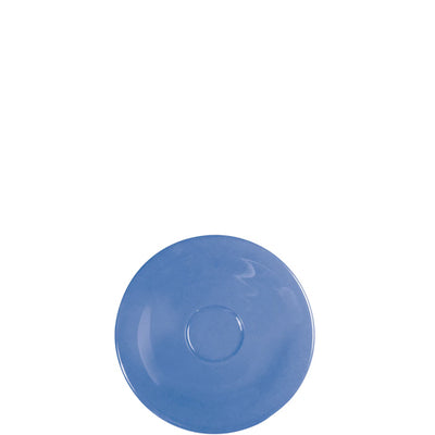 Ein runder, blauer Unterteller aus Keramik, der glänzende Oberflächen hat. Der Teller ist schlicht und ohne Muster, mit einem zentralen Bereich, der etwas vertieft ist. Er hat einen gleichmäßigen Rand und eine saubere, ansprechende Form. Die Farbe ist ein sanftes Blau, das eine beruhigende Wirkung vermittelt und gut zu Tischgeschirr verschiedener Stile passt.
