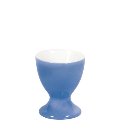 Ein blauer Eierbecher mit einer glatten, glänzenden Oberfläche und einem schmalen, stilisierten Fuß. Innen ist der Becher weiß. Die Form ist elegant und modern, geeignet für das Servieren von weichgekochten Eiern. Der Eierbecher hebt sich deutlich vom Untergrund ab und zeigt eine harmonische Farbkombination, die sowohl funktional als auch dekorativ ist.