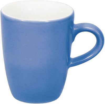 Einfarbige blaue Kaffeetasse mit einem weißen Innenteil. Die Tasse hat eine schlanke, moderne Form und einen geschwungenen Henkel, der ergonomisch gestaltet ist. Der Hintergrund ist weiß, wodurch die Tasse prominent zur Geltung kommt. Ideal für den Gebrauch bei Kaffee oder Tee.