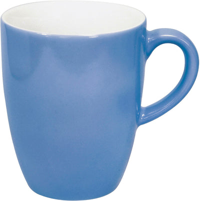 Ein einfarbiger, blauer Kaffeebecher mit einer glatten Oberfläche und einem großen, gebogenen Henkel. Der Becher hat eine konische Form, die nach oben etwas breiter wird, und eine helle Innenseite. Er steht auf einer neutralen Oberfläche und wirkt einladend, ideal für Heißgetränke.