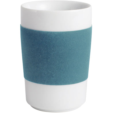 Ein weißer Becher mit einer blauen, filzartigen Ummantelung in der Mitte. Der Becher hat eine gerade Form und ist ohne Deckel. Die blaue Ummantelung dient als Grifffläche, um ein Verrutschen zu verhindern und Wärme abzuhalten.
