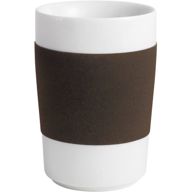 Ein weißer Kaffeebecher mit einem braunen Silikon-Hitzeschutzband in der Mitte. Der Becher hat eine schlichte, moderne Form und scheint für heiße Getränke wie Kaffee oder Tee geeignet zu sein. Der Hitzeschutz schützt die Hände vor der Hitze des Bechers. Hintergrund ist neutral und unscharf, was den Fokus auf den Becher lenkt.
