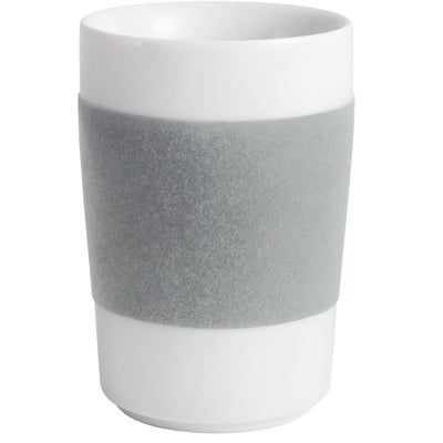 Weißer Kaffeebecher mit einem grauen Filzband um die Mitte. Der Becher hat eine schlichte, moderne Form und eignet sich für warme Getränke. Der Filzschutz bietet eine rutschfeste Oberfläche und vermeidet Verbrennungen.