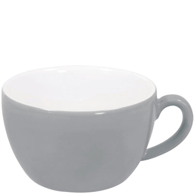 Eine graue Tasse mit einer glatten Oberfläche und einem breiten, abgerundeten Rand. Die Innenseite der Tasse ist weiß. Sie besitzt einen stabilen Henkel auf der rechten Seite und steht auf einer flachen Unterlage. Die Form der Tasse ist modern und minimalistisch, ideal für Kaffee oder Tee.