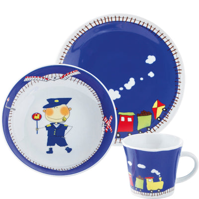 Ein Set aus Kindergeschirr, bestehend aus einem flachen Teller, einem tiefen Teller und einer Tasse. Der flache Teller hat einen blauen Rand mit Schienenmuster und zeigt einen fröhlichen Lokführer mit einer Signalflagge. Der tiefe Teller ist ebenfalls blau und zeigt eine Dampflok mit bunten Wagen und einer Wolke. Die Tasse hat ein ähnliches Design mit einer kleinen Lokomotive und bunten Wagen. Ideal für kleine Zugliebhaber und farbenfrohes Essen.