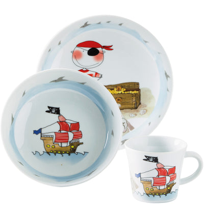 Drei Teile eines Kindergeschirrs mit Piratenthema. Eine flache Schale zeigt einen freudigen Piraten mit Augenklappe und rotem Hut vor einer Schatztruhe. Eine tiefe Schale zeigt ein Piratenschiff mit roten Segeln. Ein Becher zeigt ebenfalls den Piraten in ähnlichem Design. Alle Teile sind in sanften Farben gehalten und mit Küstenelementen wie Wellen und Möwen verziert.